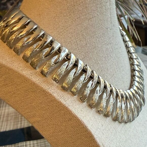 Coro Signed Vintage Cloverleaf Silver Tone Collar Necklace. 1960’s. - Picture 2 of 6